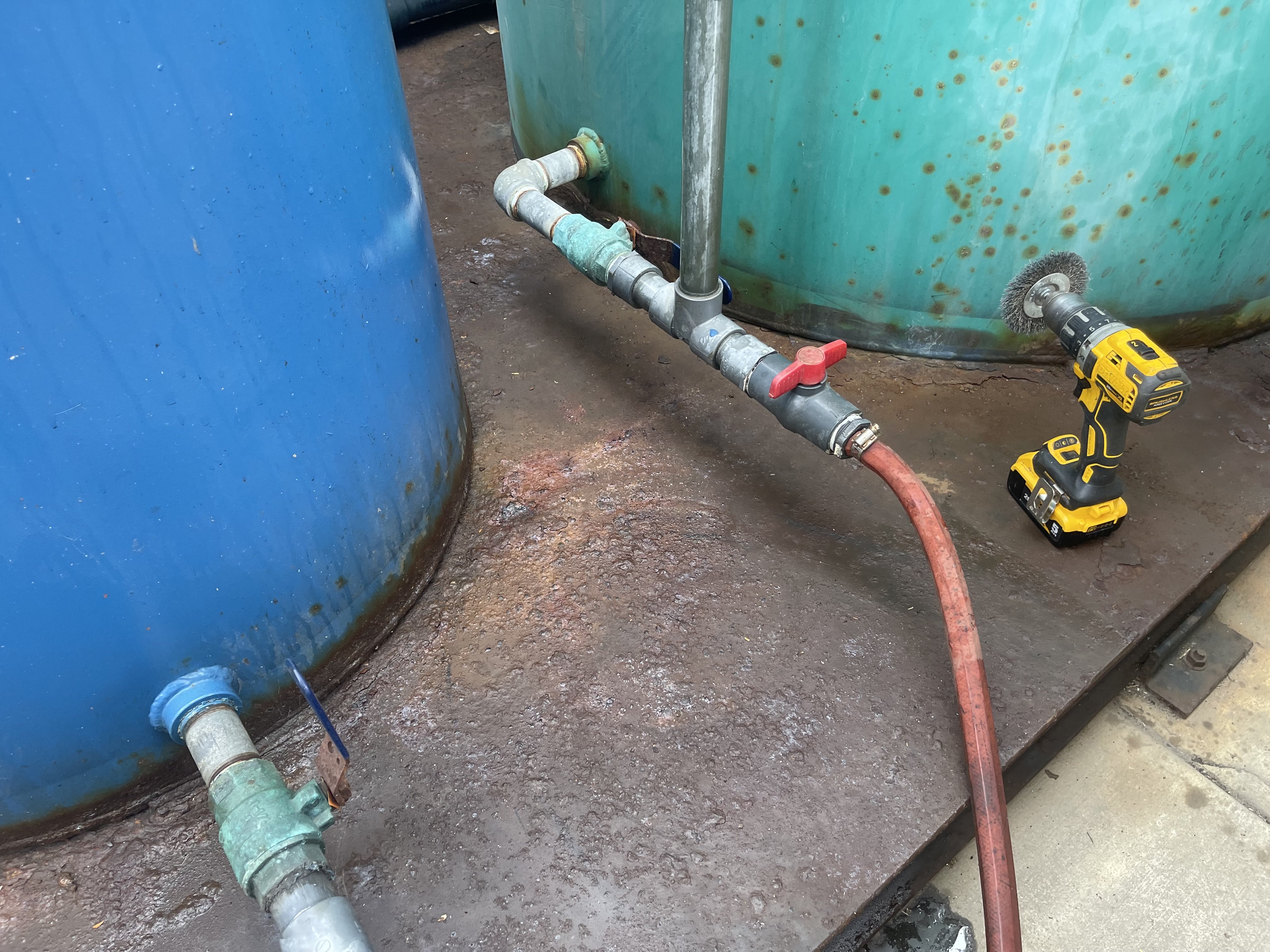 Outdoor platform between tanks, after sealing